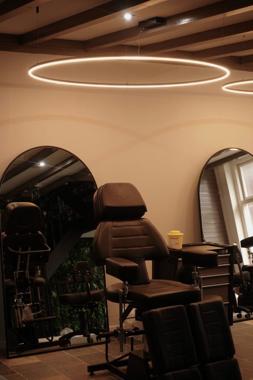 Workstations with round mirrors in warm tones