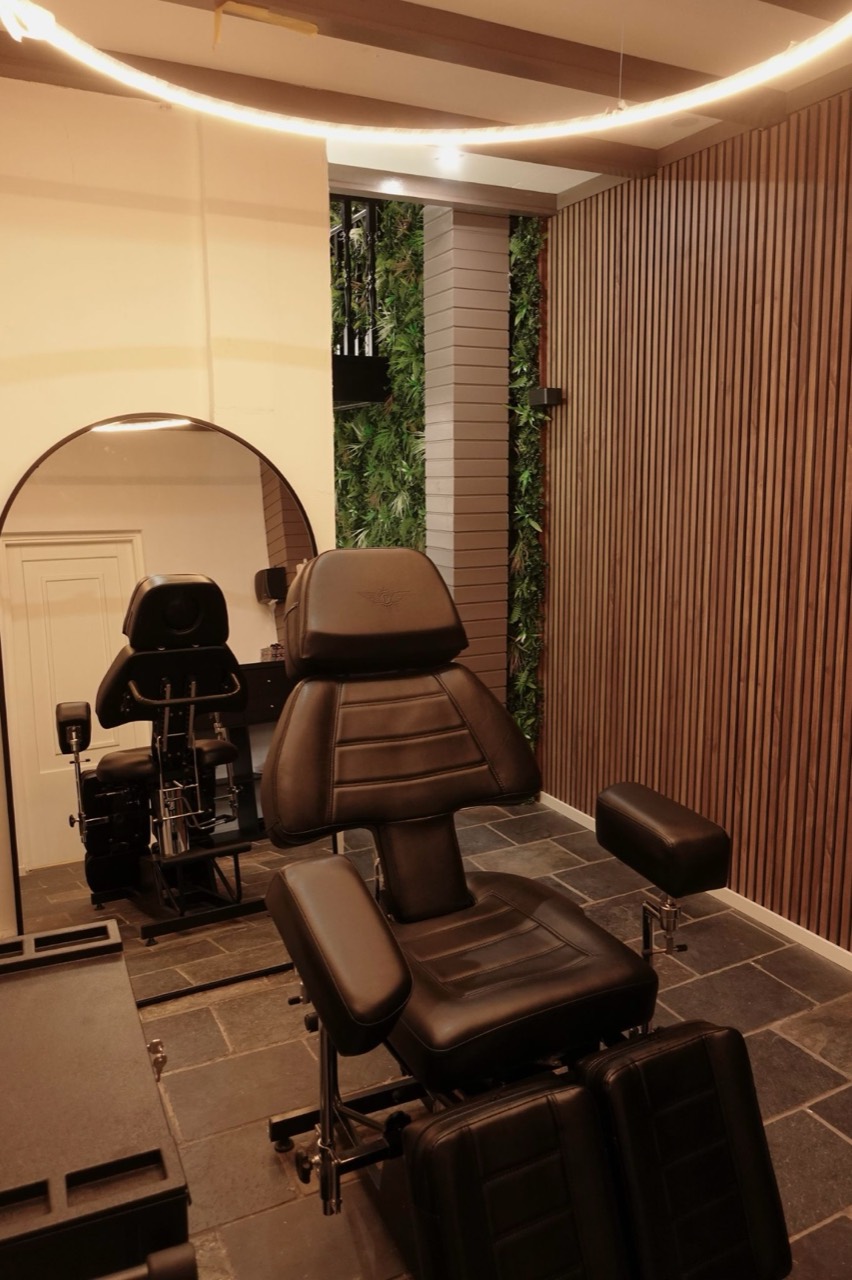 Treatment chair against a wall of wooden slats