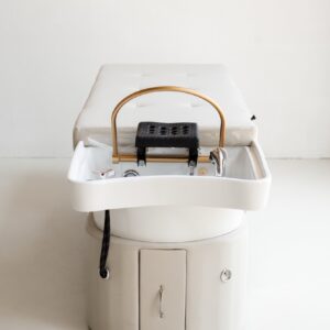 Head spa bed UMI Nava – luxe behandelbed met geïntegreerde wasunit