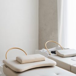 Luxe headspa bed met comfortabele kussens en geïntegreerde waterarm voor professionele salonbehandelingen